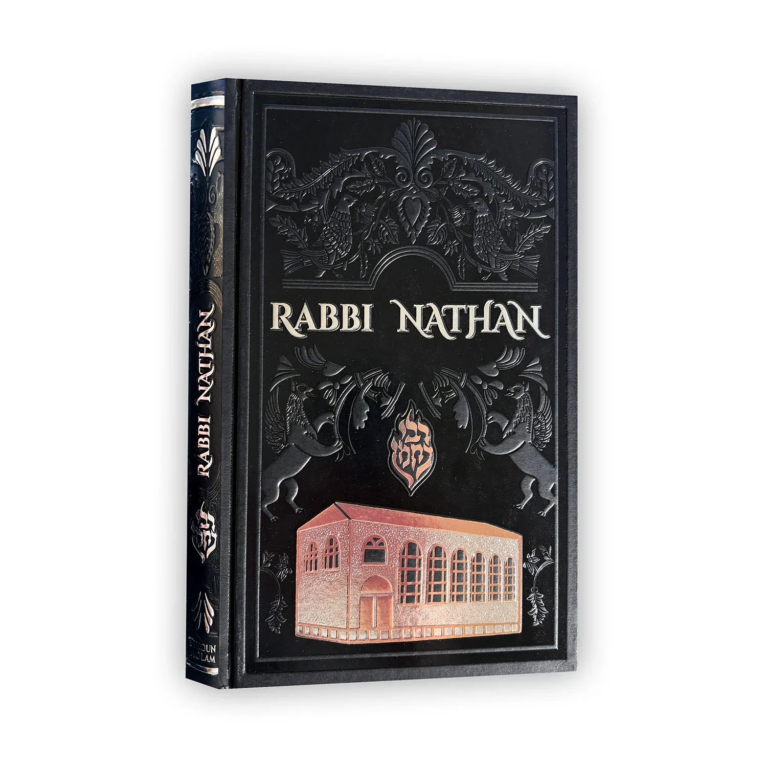 Couverture noire embossée du livre Rabbi Nathan avec illustration dorée d'un bâtiment et motifs décoratifs