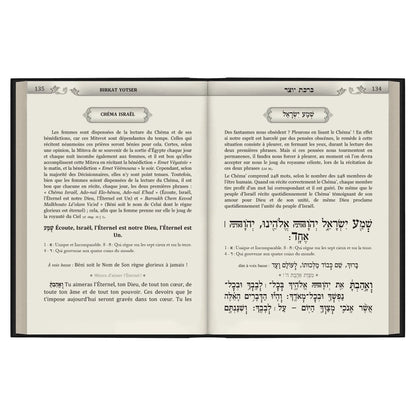 Livre ouvert présentant le texte du Chéma Israël en hébreu et en français, avec explications religieuses