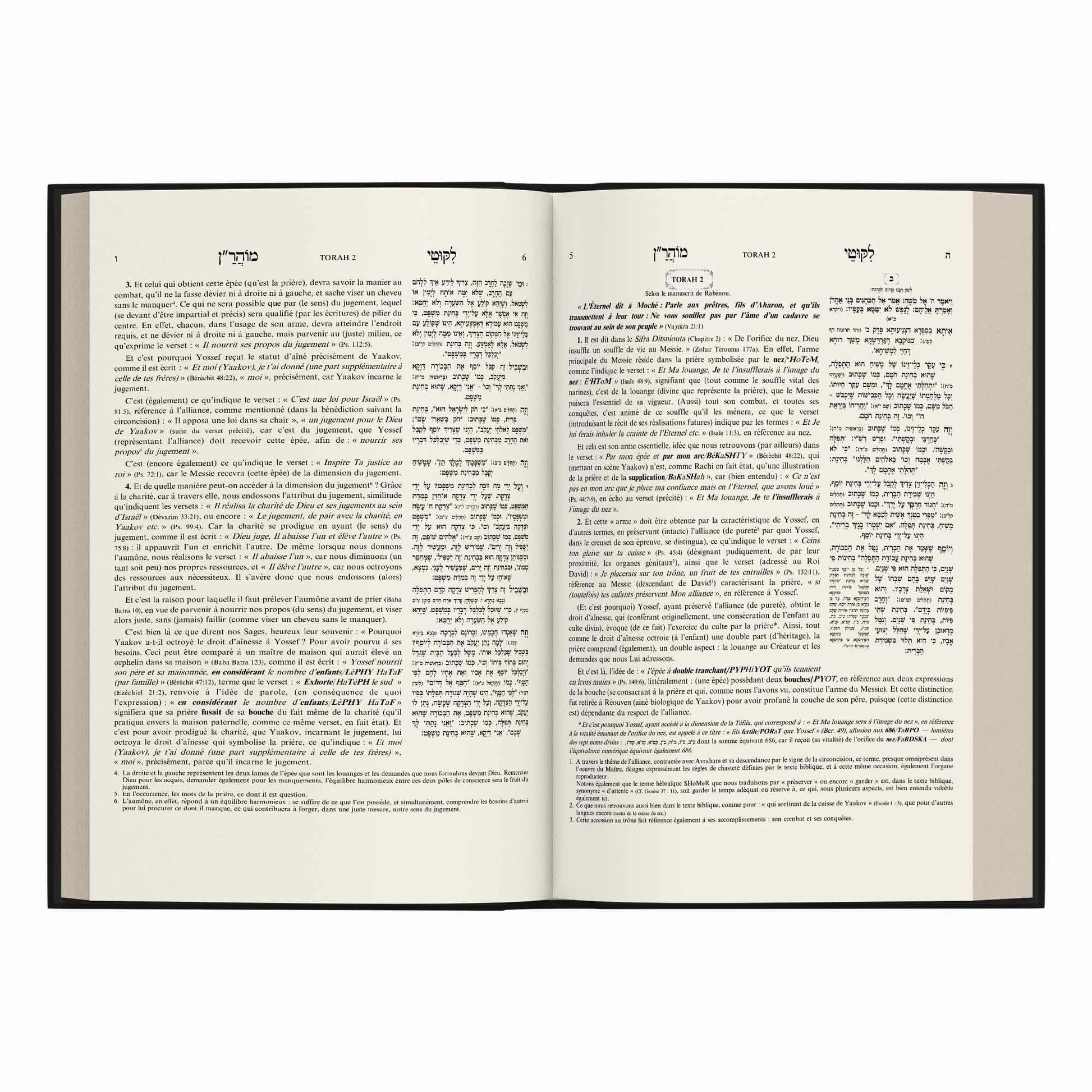 Livre ouvert montrant texte en hébreu et en français, édition Torah 2 avec analyses et commentaires religieux.