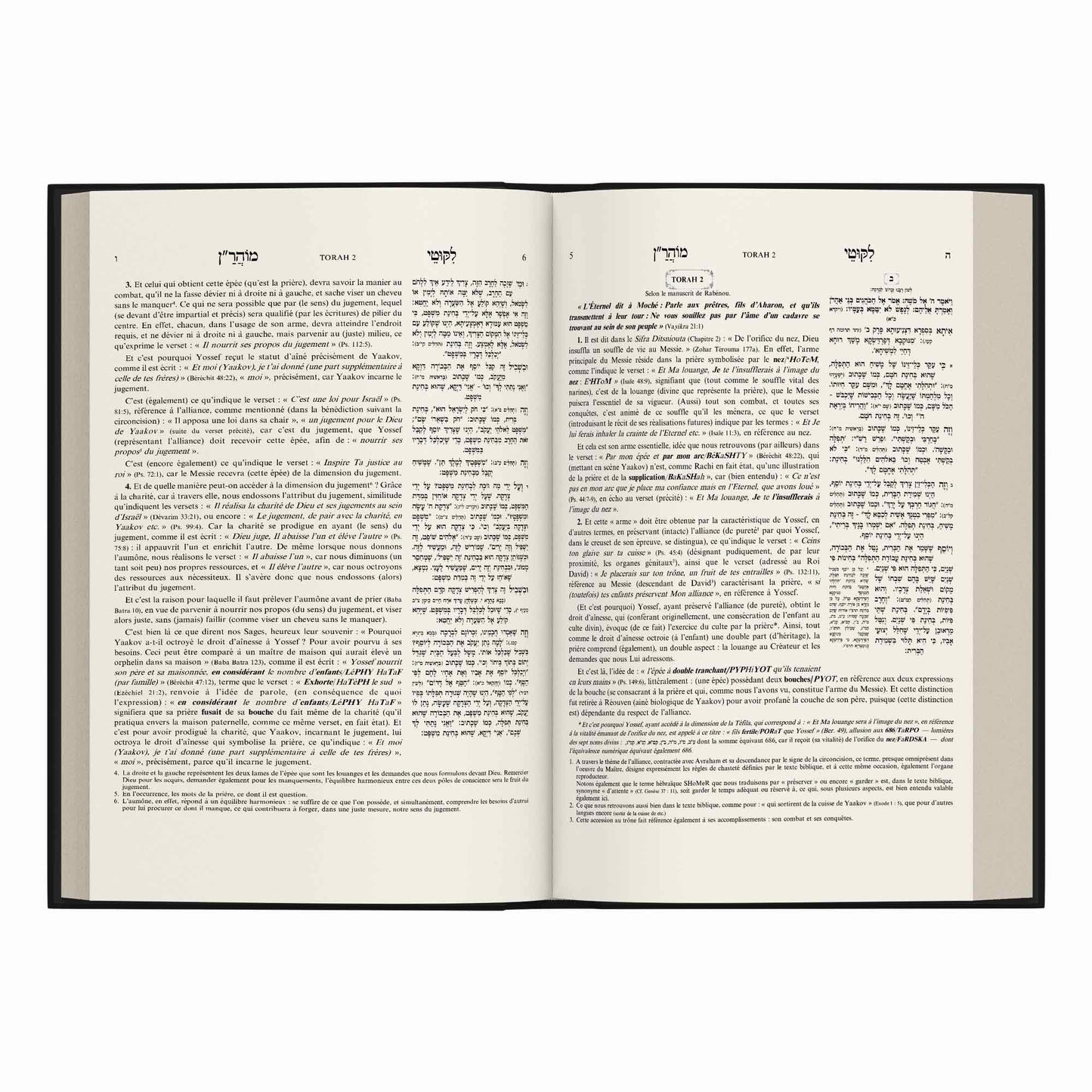 Livre ouvert avec texte hébreu et français, page de Torah annotée, sur fond blanc