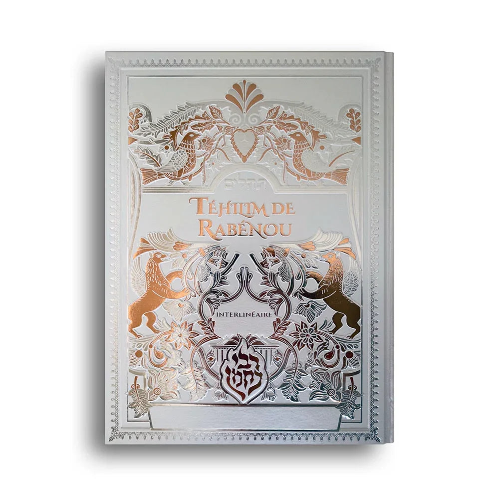 Couverture blanche ornée de motifs dorés du livre Téhilim de Rabènou version interlinéaire