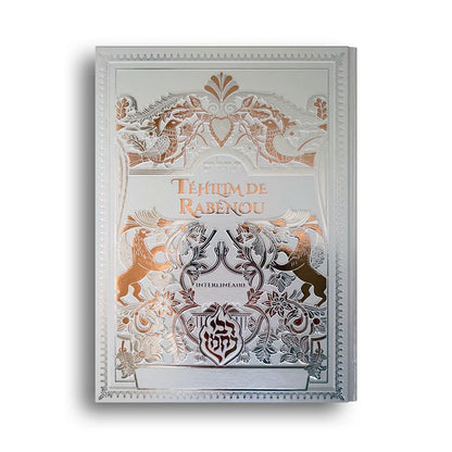 Couverture blanche ornée de motifs dorés du livre Téhilim de Rabènou version interlinéaire