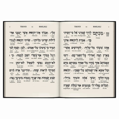 Livre ouvert avec texte en hébreu et traduction française, édition Tikoun Haklali