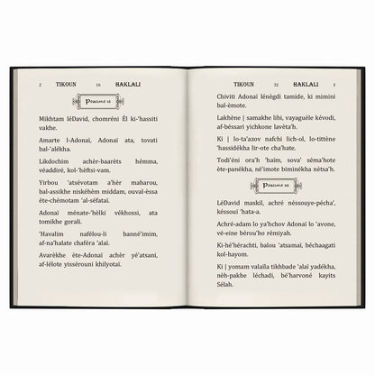 Pages ouvertes d'un livre religieux avec le texte en hébreu latin du Psaume 16 et 32, édition Tikoun Haklali