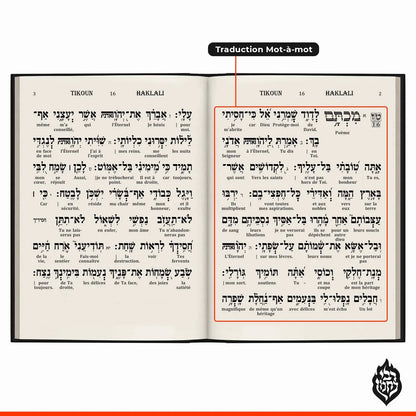 Livre ouvert Tikoun Haklali avec texte hébreu et traduction mot à mot en français, poésie biblique