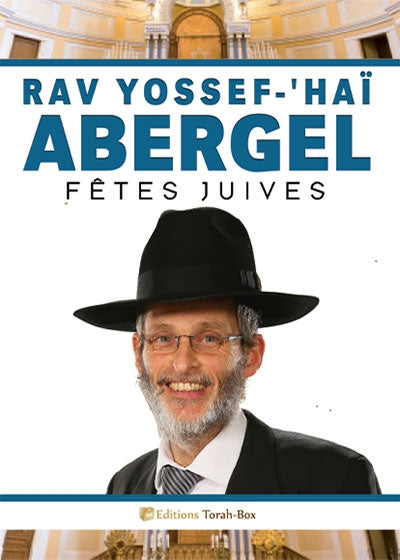 Portrait de Rav Yossef-'Haï Abergrel avec chapeau noir et lunettes devant une synagogue, thème fêtes juives